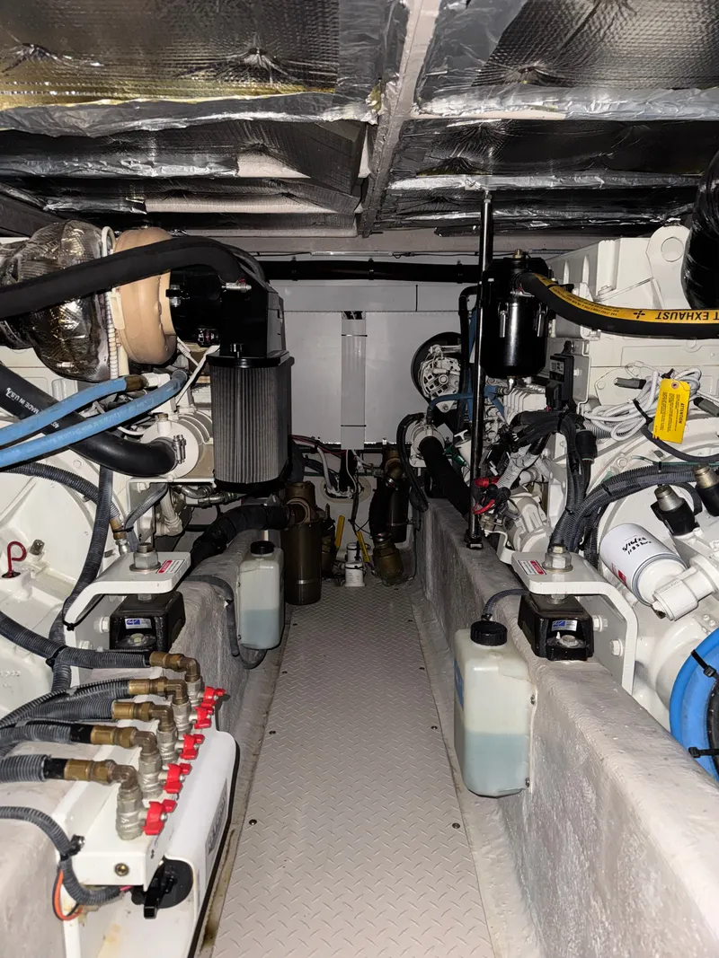 Slide: The Image of Sea Ray 500 Sedan Bridge 2005 - 38