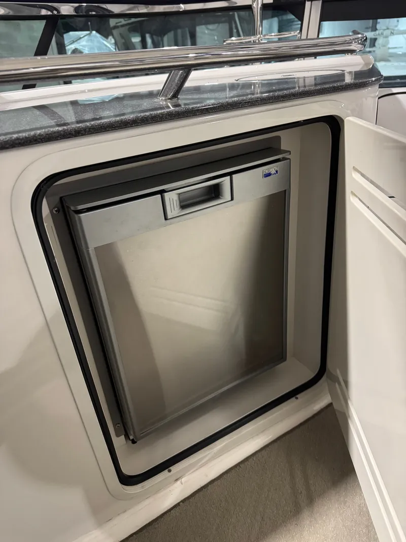 Slide: The Image of Sea Ray 500 Sedan Bridge 2005 - 43