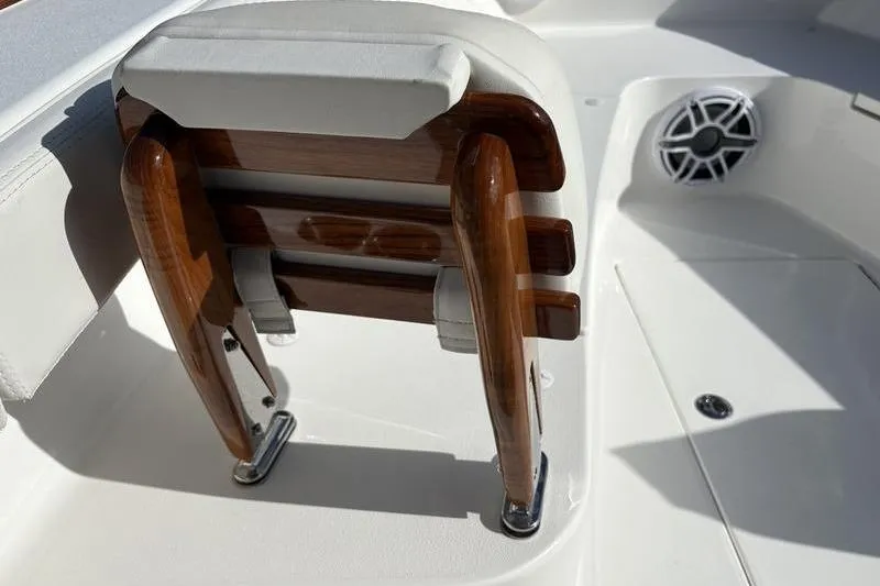 Slide: The Image of Stuart 27 boat seat with wooden details, model year 2025. - 10