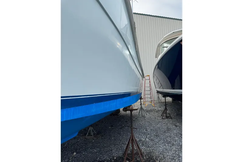 Slide: The Image of 2004 Topaz 32 Express hull - 10