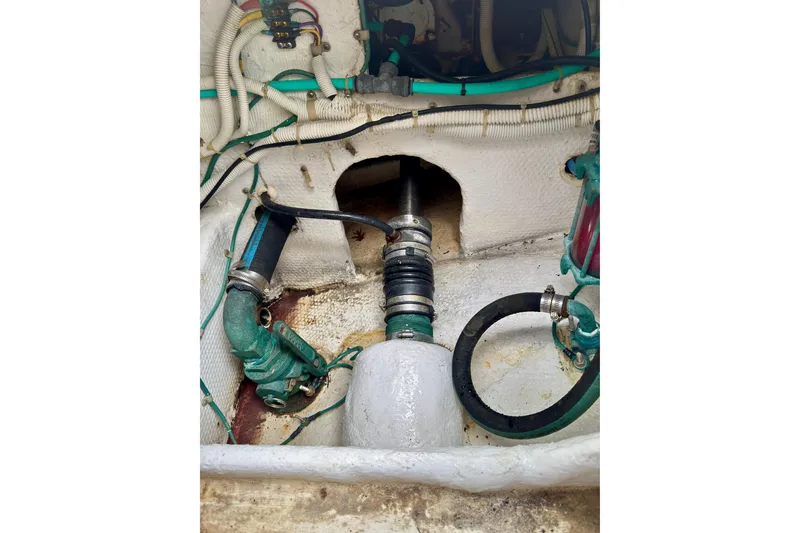 Slide: The Image of Engine compartment of a 2004 Topaz 32 Express - 21
