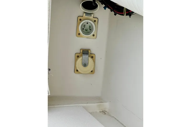 Slide: The Image of Electrical outlets on a 2004 Topaz 32 Express - 39