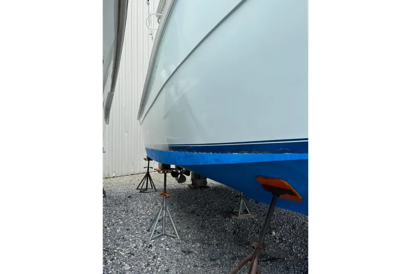 Slide: The Image of 2004 Topaz 32 Express hull - 9