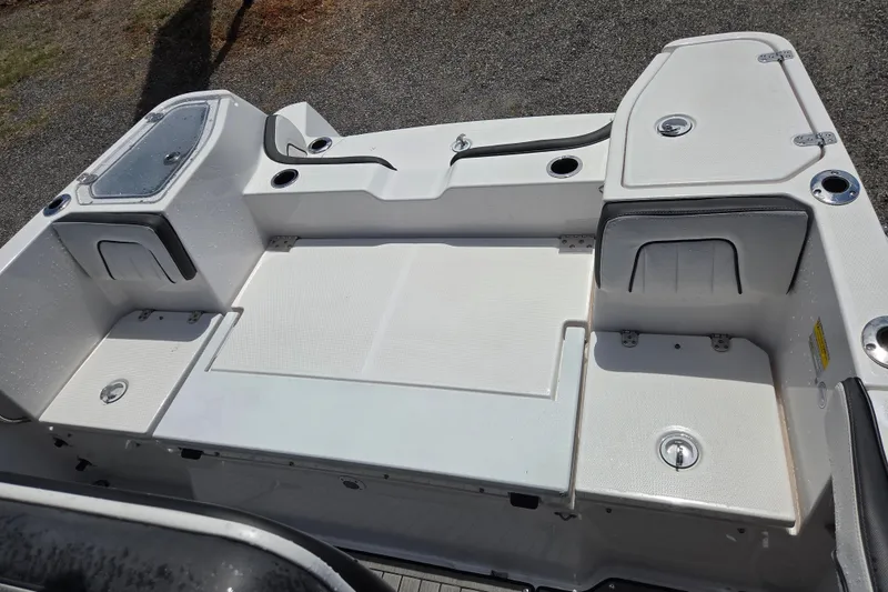 Slide: The Image of Yamaha Boats 255 FSH Sport E 2023, spacious deck layout. - 11