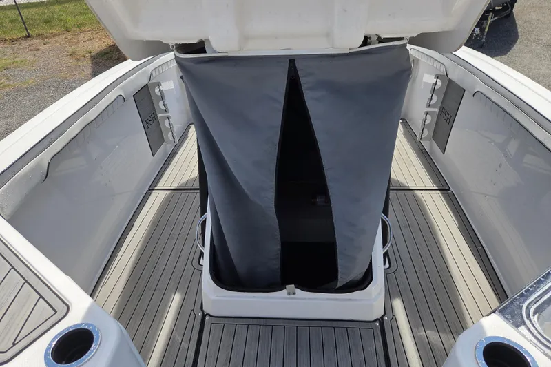 Slide: The Image of Yamaha Boats 255 FSH Sport E 2023 with gray interior curtain. - 13