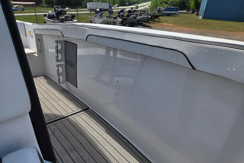 Slide: The Image of Yamaha Boats 255 FSH Sport E 2023, interior view, deck details. - 14