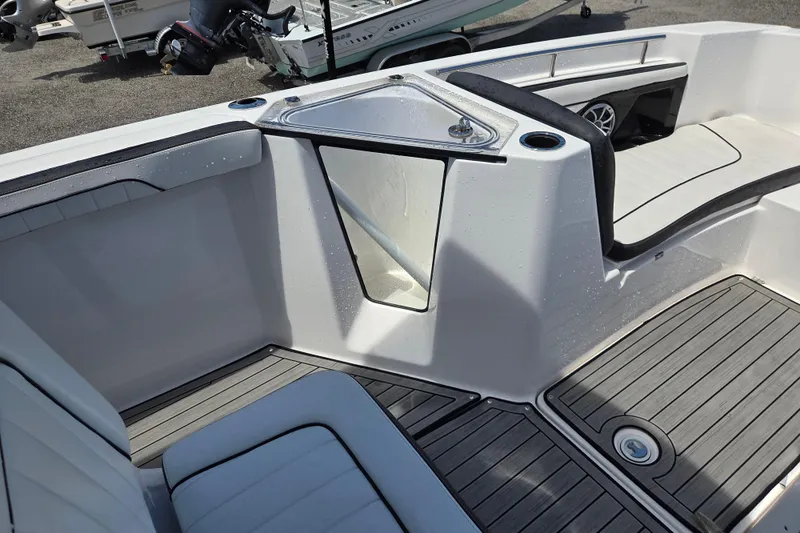 Slide: The Image of Interior of 2023 Yamaha Boats 255 FSH Sport E with seating area. - 17