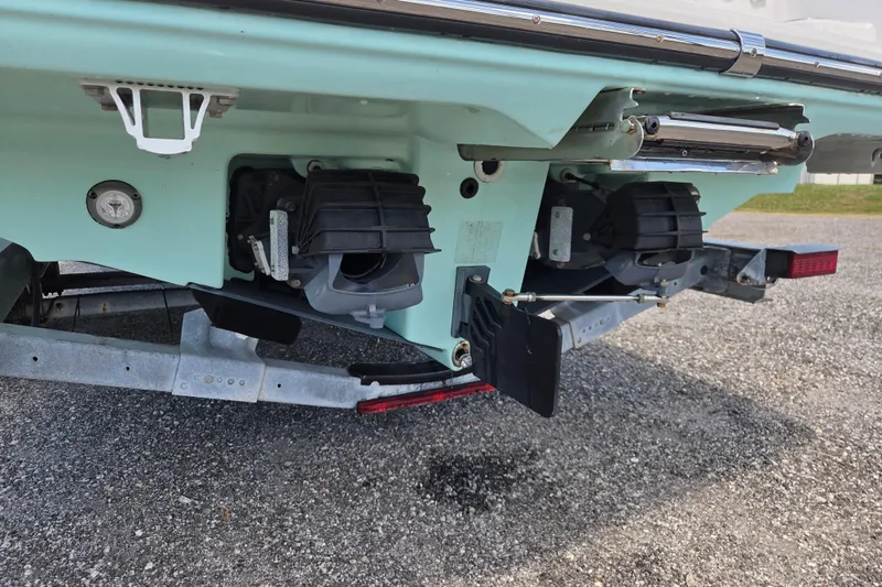 Slide: The Image of Rear view of 2023 Yamaha Boats 255 FSH Sport E on trailer. - 19