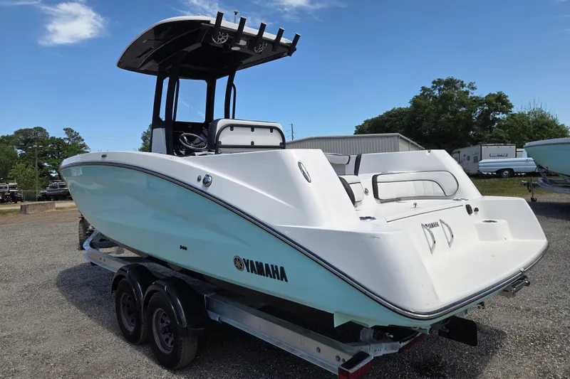 Slide: The Image of 2023 Yamaha Boats 255 FSH Sport E on trailer, side view. - 5