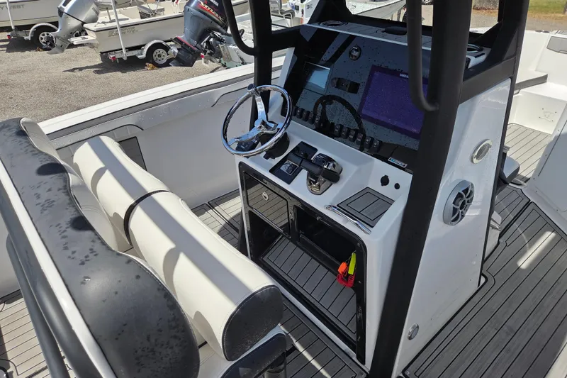 Slide: The Image of Yamaha Boats 255 FSH Sport E 2023 helm with modern controls. - 7