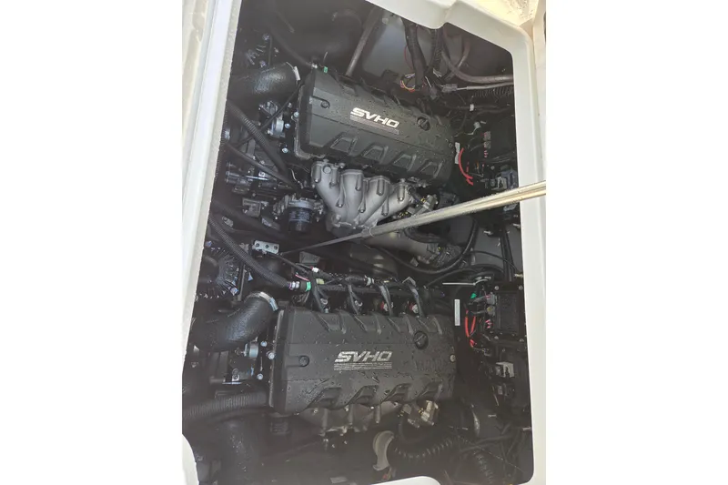 Slide: The Image of Yamaha 255 FSH Sport E 2023 engine compartment with SVHO engines. - 8