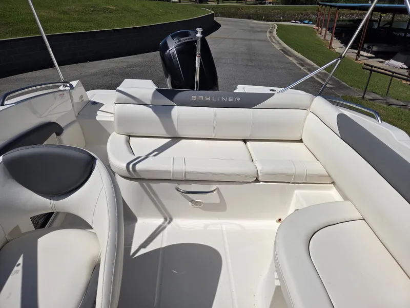 Slide: The Image of Bayliner 190 Deck Boat 2017 - 3