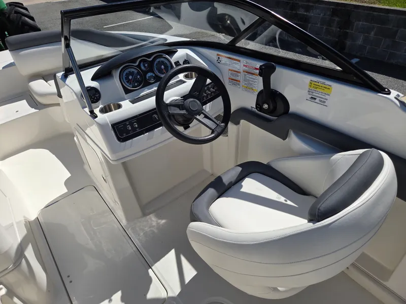 Slide: The Image of Bayliner 190 Deck Boat 2017 - 5