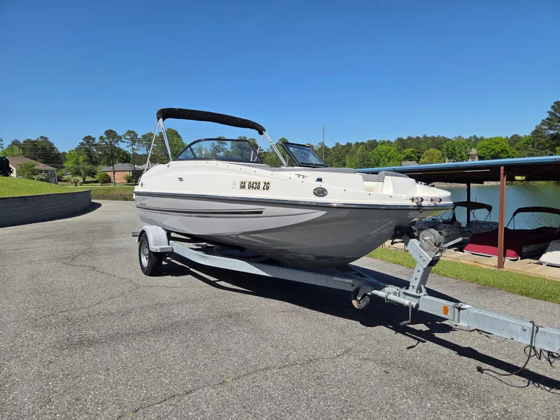Slide: The Image of Bayliner 190 Deck Boat 2017 - 7