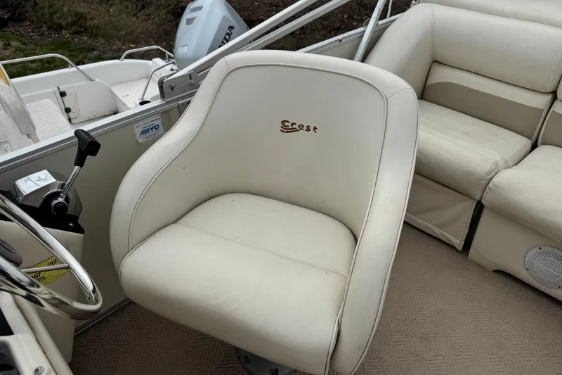 Slide: The Image of Crest II LM 2003 boat seat with steering and upholstery. - 5