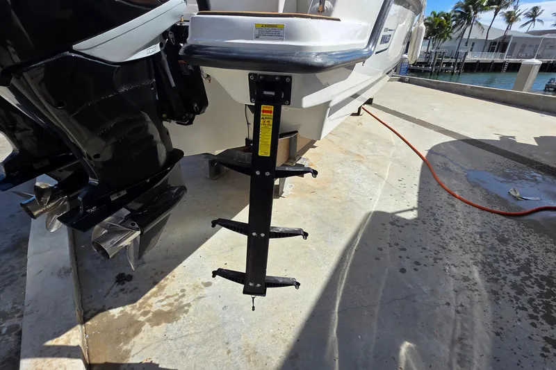 Slide: The Image of Boston Whaler 270 Vantage 2015 boat with outboard motor and boarding ladder. - 20