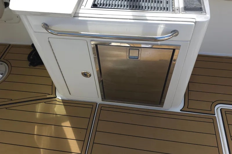 Slide: The Image of 2015 Boston Whaler 270 Vantage boat interior with stainless steel grill and teak flooring. - 44