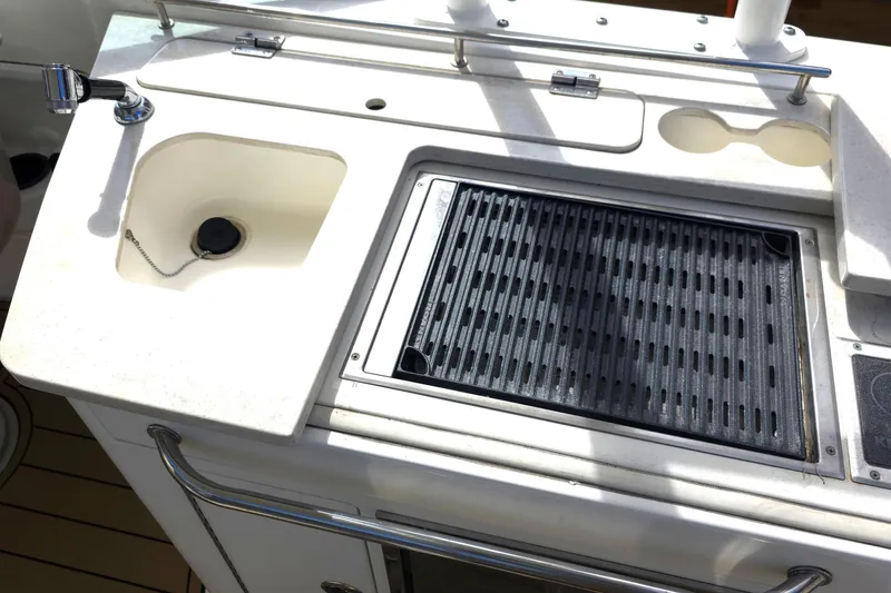 Slide: The Image of Outdoor sink and grill on a 2015 Boston Whaler 270 Vantage boat. - 46