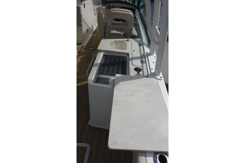 Slide: The Image of 2015 Boston Whaler 270 Vantage boat interior with seating and table setup. - 48