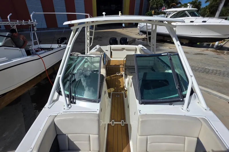 Slide: The Image of 2015 Boston Whaler 270 Vantage boat with sleek design and spacious seating. - 8
