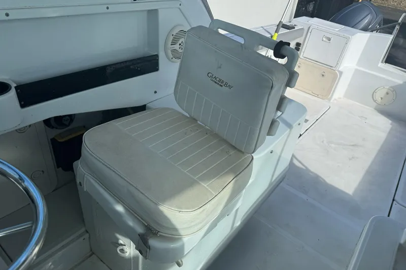 Slide: The Image of Captain's seat on a 2000 Glacier Bay 2680 Coastal Runner boat. - 18