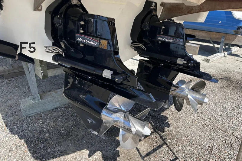 Slide: The Image of 2006 Formula 280 Bowrider with dual MerCruiser outdrives on display. - 31