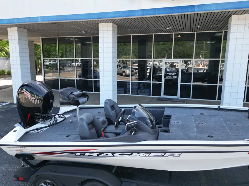 The Image of Tracker Pro Team 195 TXW 2024 - 1