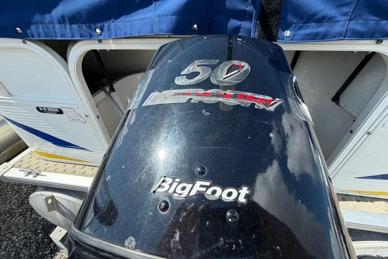 Slide: The Image of Outboard motor on a 2004 Bentley Pontoons 200 CRUISE, featuring "BigFoot" and "Mercury 50" branding. - 8