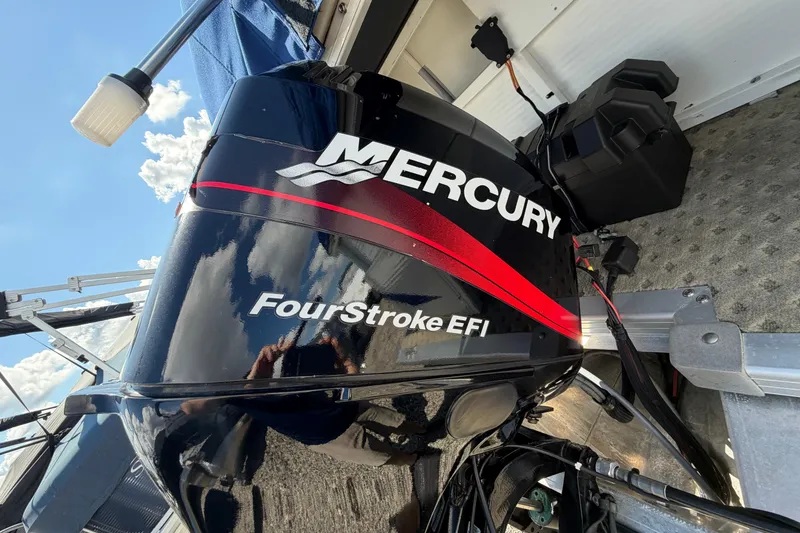 Slide: The Image of Mercury FourStroke EFI engine on 2004 Bentley Pontoons 200 CRUISE boat. - 9