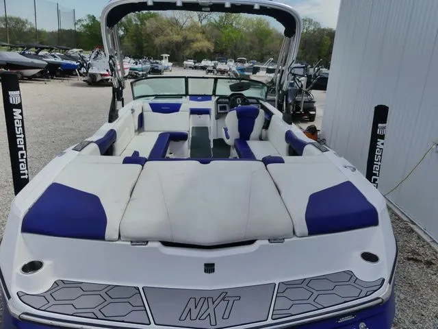 Slide: The Image of MasterCraft NXT24 2021 - 6