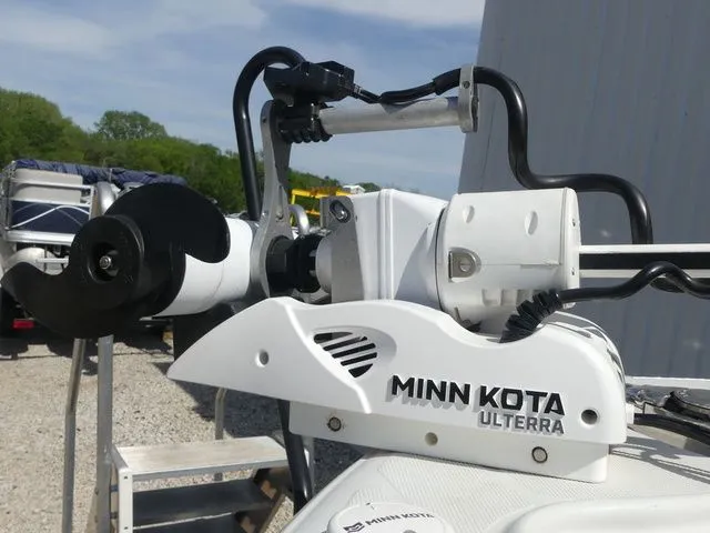 Slide: The Image of Crownline Boats 220 FinSeeker 2020 - 18