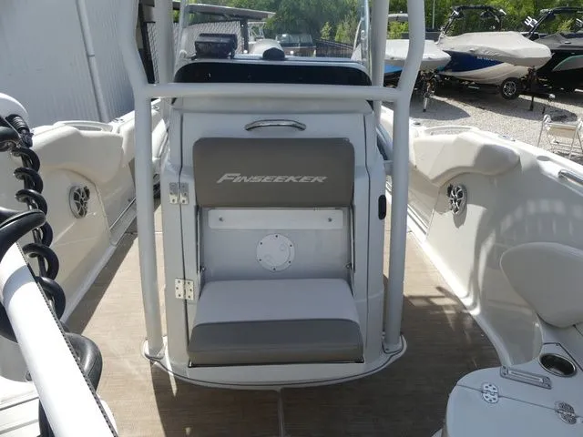 Slide: The Image of Crownline Boats 220 FinSeeker 2020 - 20