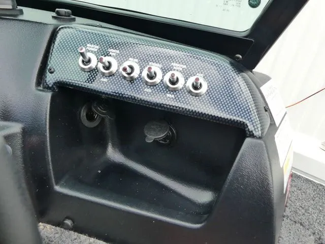 Slide: The Image of Lowe Fish & Ski 1700 2026 - 10