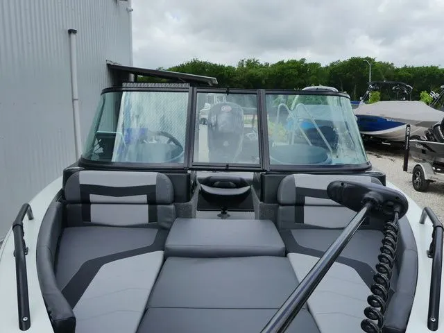 Slide: The Image of Lowe Fish & Ski 1700 2026 - 14