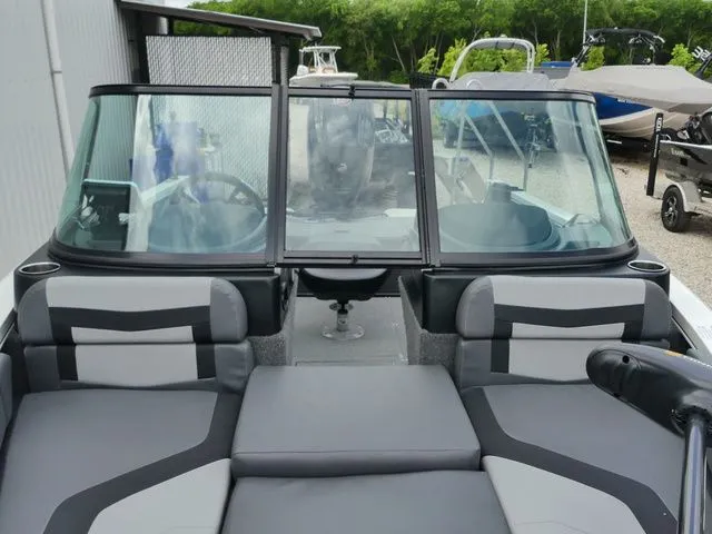 Slide: The Image of Lowe Fish & Ski 1700 2026 - 15