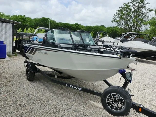 Slide: The Image of Lowe Fish & Ski 1700 2026 - 4