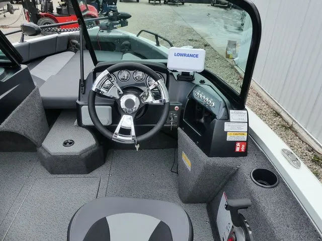 Slide: The Image of Lowe Fish & Ski 1700 2026 - 9