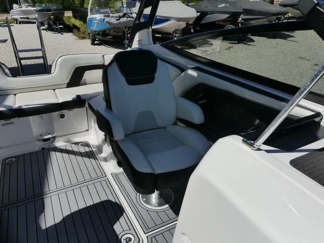 Slide: The Image of Yamaha 242 Limited S 2016 - 15