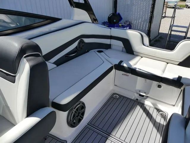 Slide: The Image of Yamaha 242 Limited S 2016 - 17