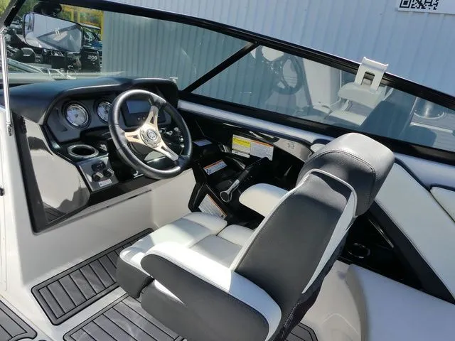 Slide: The Image of Yamaha 242 Limited S 2016 - 18