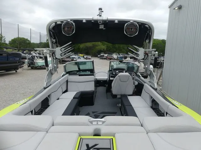 Slide: The Image of MasterCraft XT25 2018 - 12