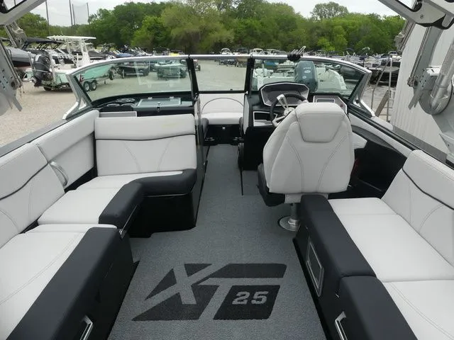 Slide: The Image of MasterCraft XT25 2018 - 13