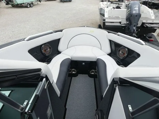 Slide: The Image of MasterCraft XT25 2018 - 15