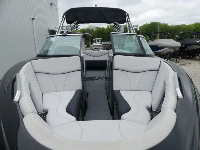Slide: The Image of MasterCraft XT25 2018 - 16