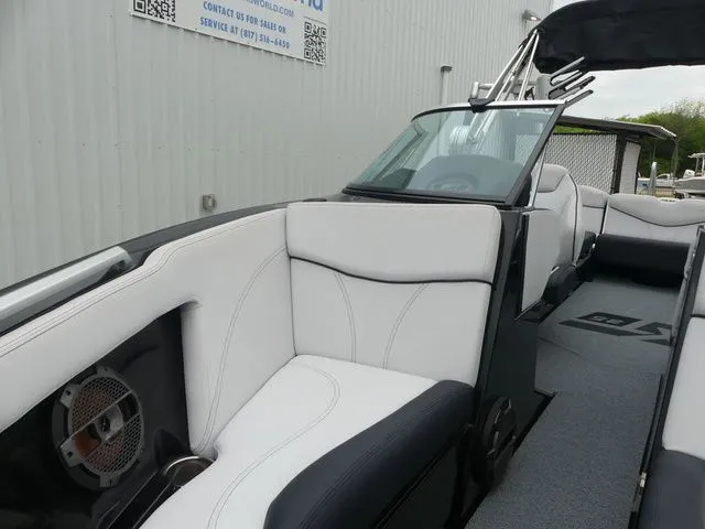 Slide: The Image of MasterCraft XT25 2018 - 17