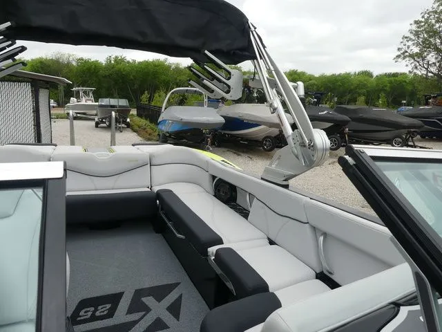 Slide: The Image of MasterCraft XT25 2018 - 19