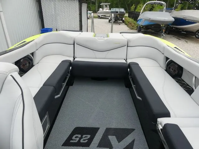 Slide: The Image of MasterCraft XT25 2018 - 20