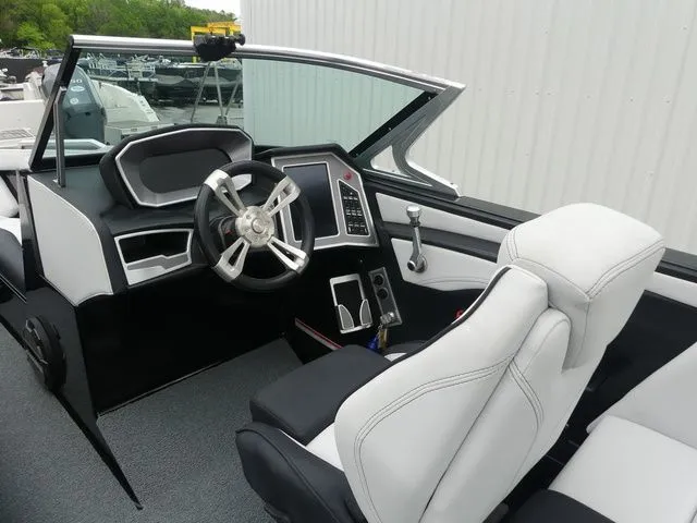 Slide: The Image of MasterCraft XT25 2018 - 22