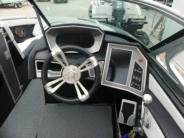 Slide: The Image of MasterCraft XT25 2018 - 23