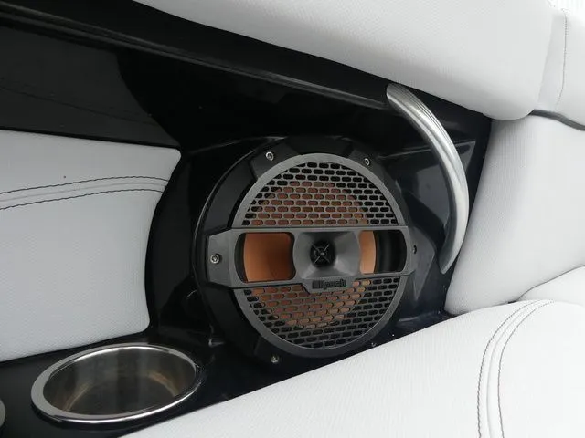 Slide: The Image of MasterCraft XT25 2018 - 25